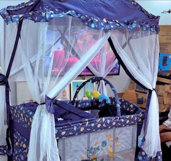 Lit parapluie bébé avec auvent