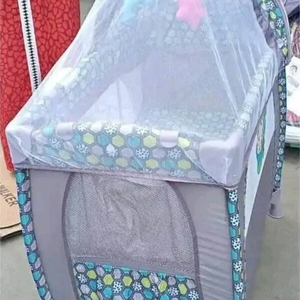 Lit bébé avec moustiquaire - Sécurité et confort