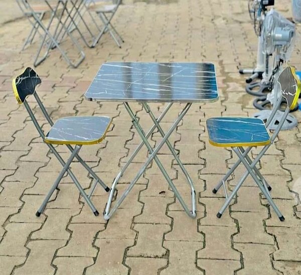Table pliante avec chaises