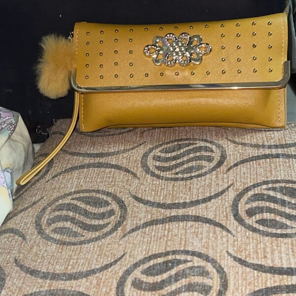 Pochette jaune élégante