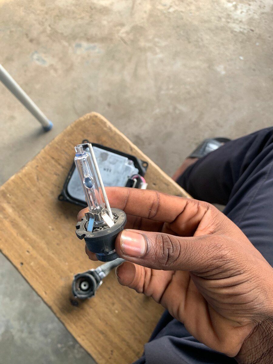 Toyota Vitz Headlight bulb