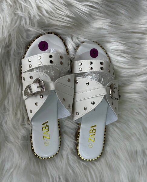 Sandales blanches à clous