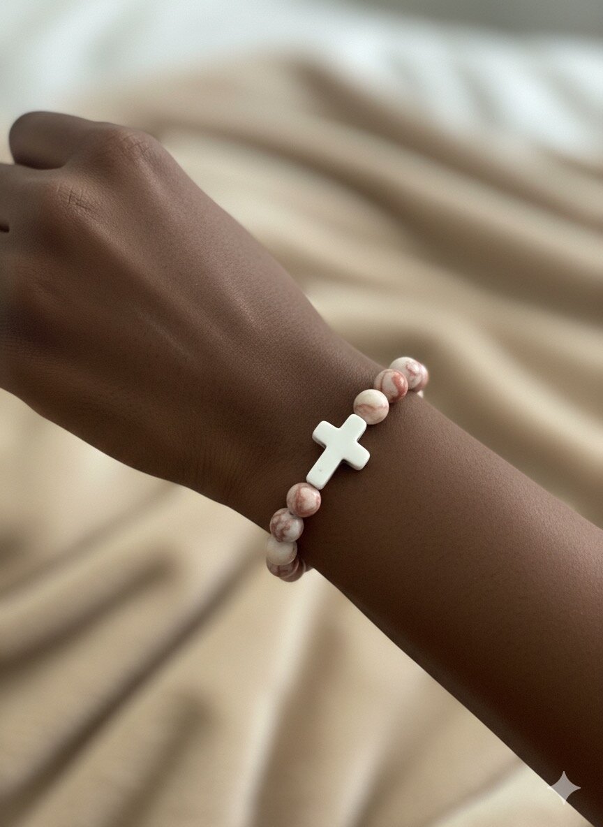 Bracelet en perles avec croix sacrée