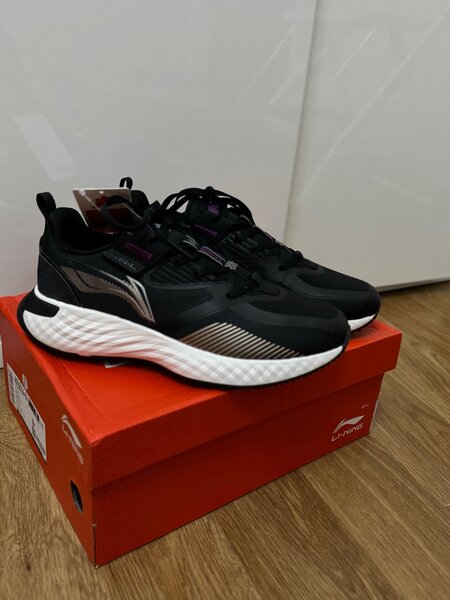 Мужская и женская обувь от спортивных брендов Лининг, Анта