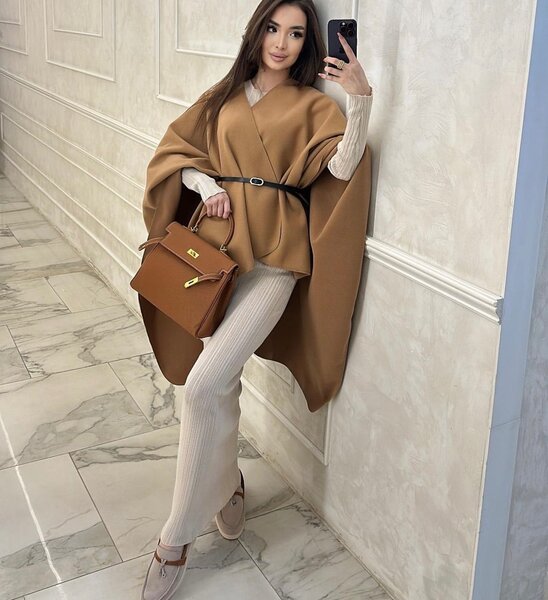 Пончо с черным ремнем