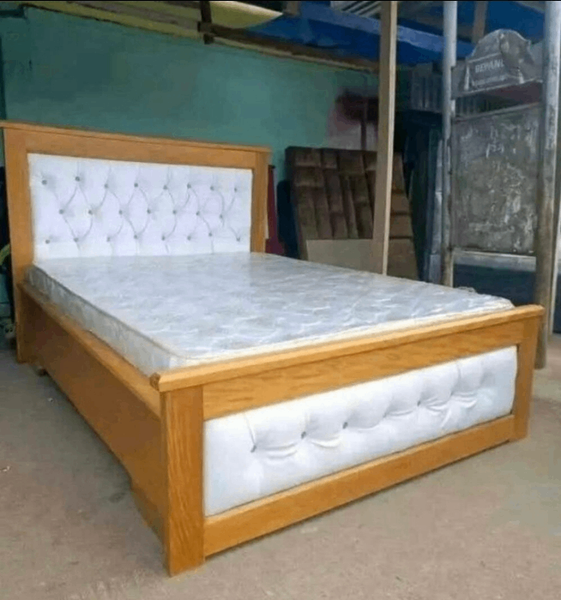 Lit en bois avec tête rembourrée