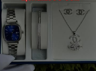 Комплект с наручными часами для женщин