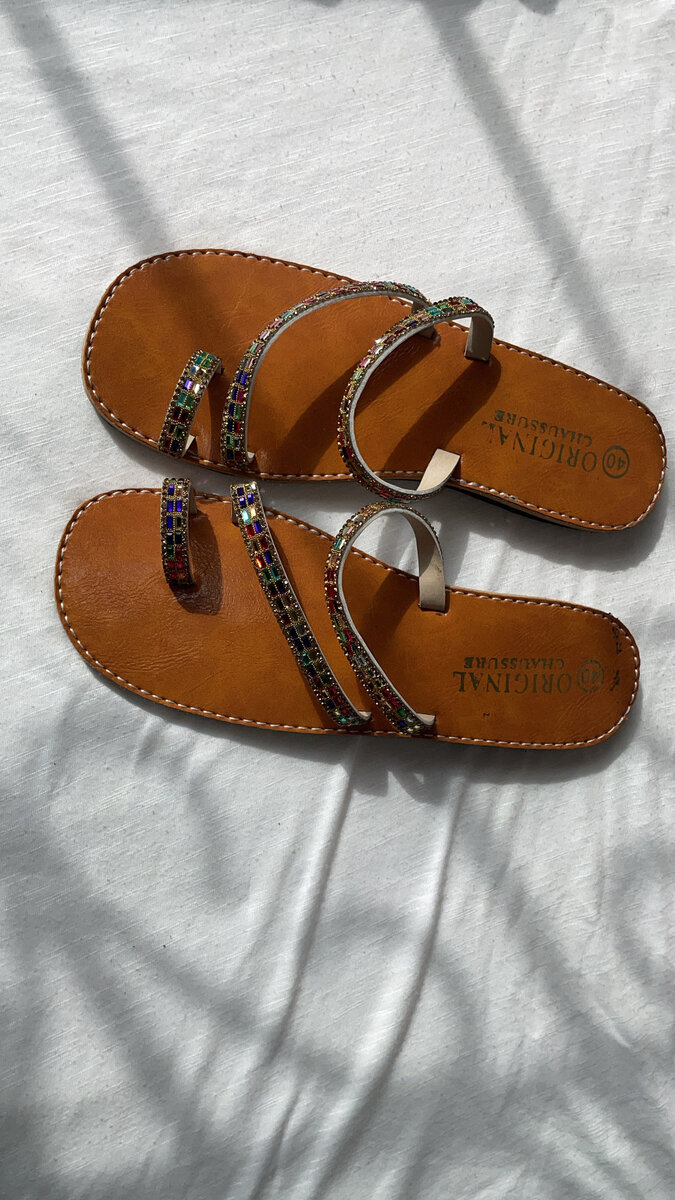 Sandales élégantes à strass colorés