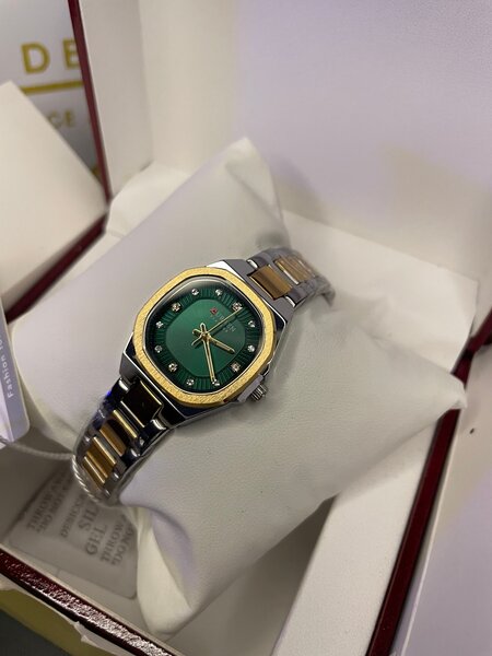 Montre élégante bicolore