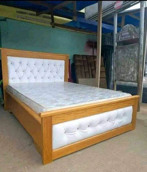 Lit en bois avec matelas et tête de lit capitonnée