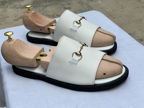 Sandales en cuir confectionné