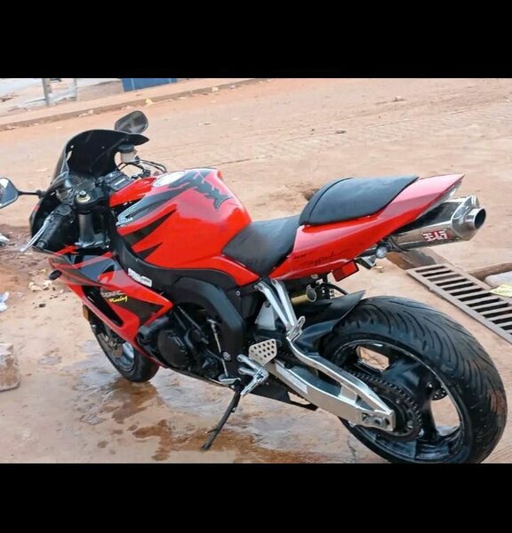 Moto Honda rouge sportive