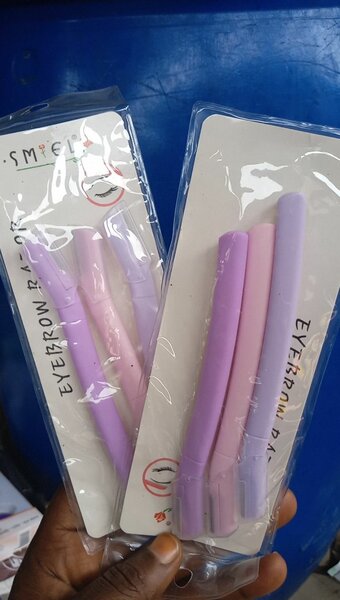 Rasoirs à sourcils colorés