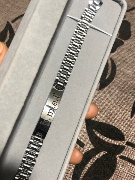 Bracelets, chaînes avec nom..