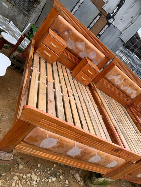 Lit en bois avec tiroirs