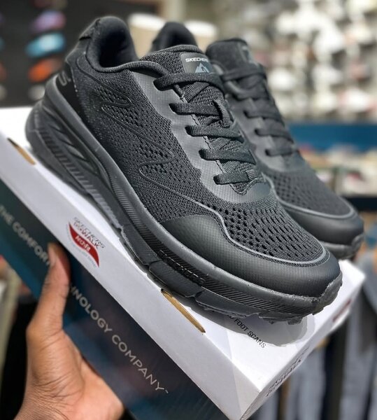 Stretchers sneakers black