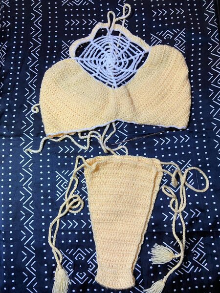 Tenue tricoté  à  la main