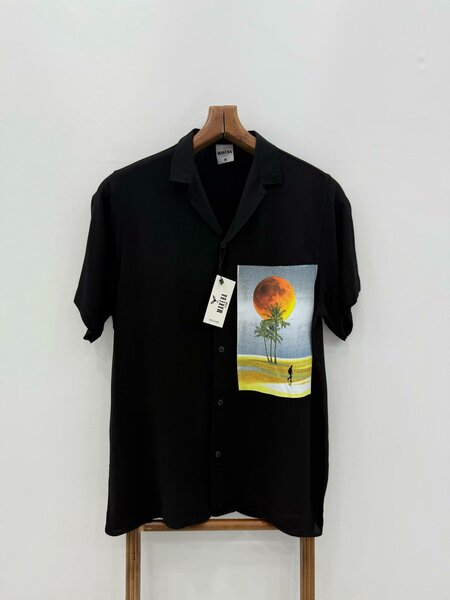 Chemise noire design artistique