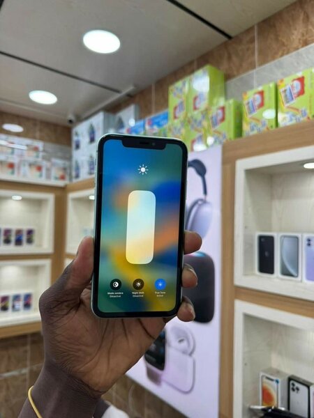 iPhone 11 64giga casineuf très propre