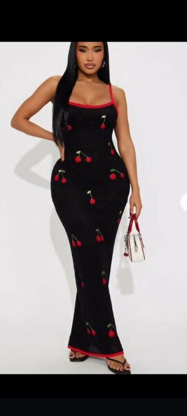 Robe longue noire cerises