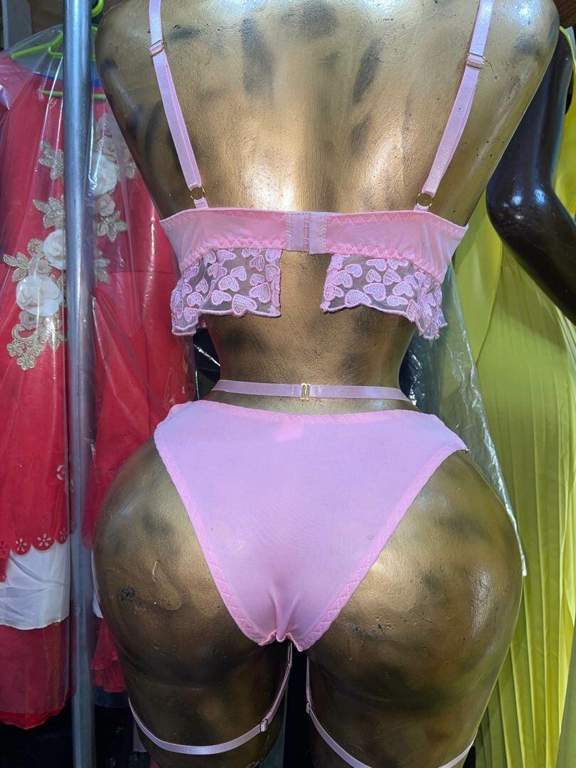 Ensemble lingerie rose dentelle