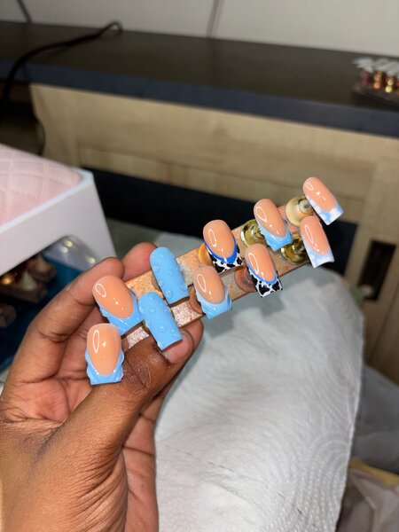 Ongles Faux Bleu Design