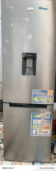 Réfrigérateur en acier inox moderne