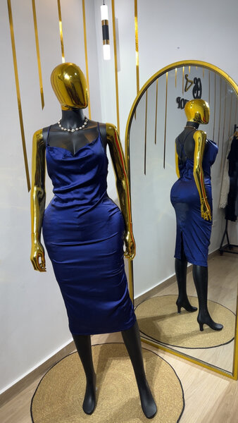 Robe satinée bleue élégante