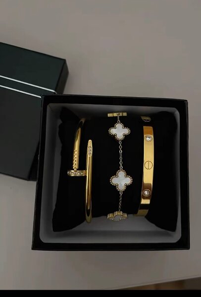 Ensemble de bracelets dorés