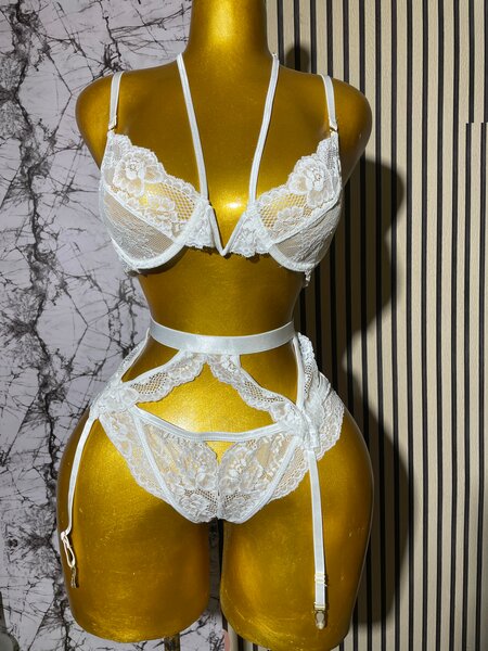 Ensemble lingerie dentelle blanche