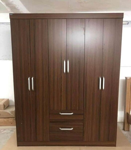 Armoire en bois spacieux