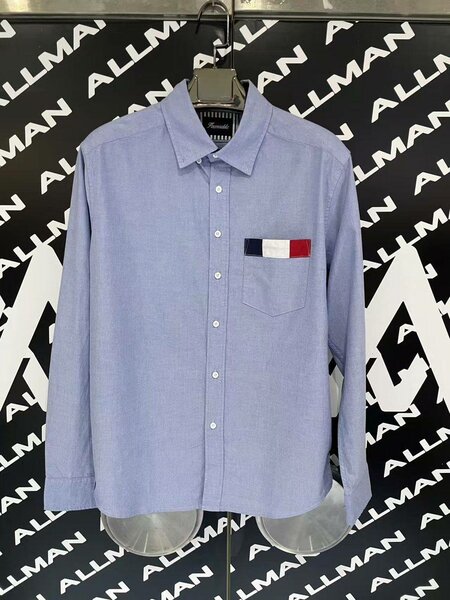 Chemise bleue avec poches et logo