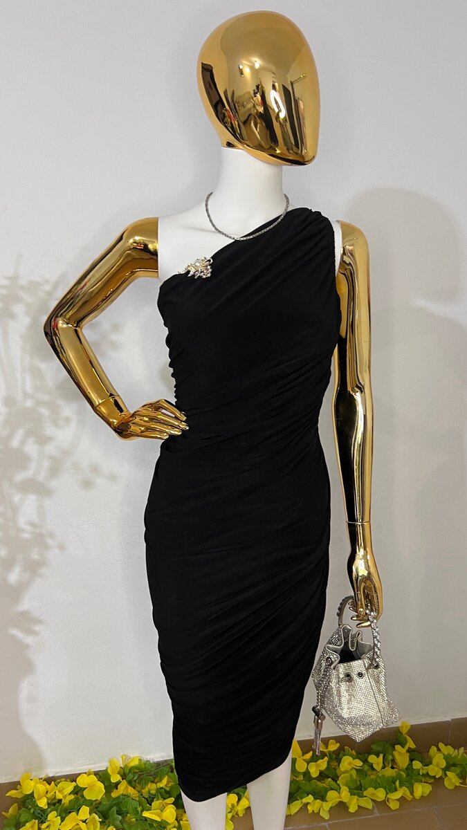 Robe asymétrique noire élégante