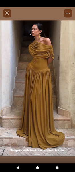 Robe longue élégante dorée