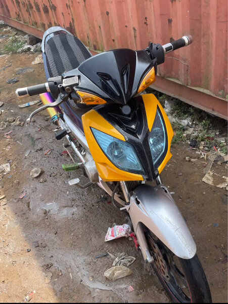 Moto Yamaha jaune et noir