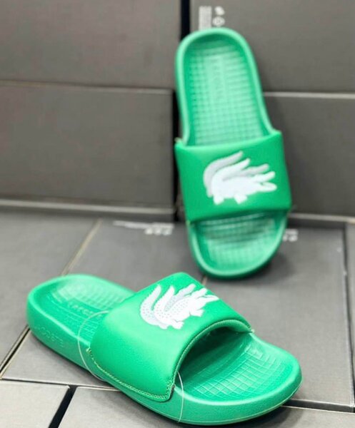 Claquettes Lacoste vertes et blanches