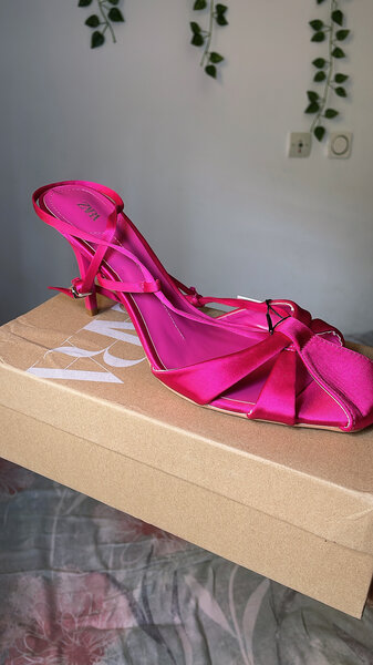 Sandales à talons roses élégantes