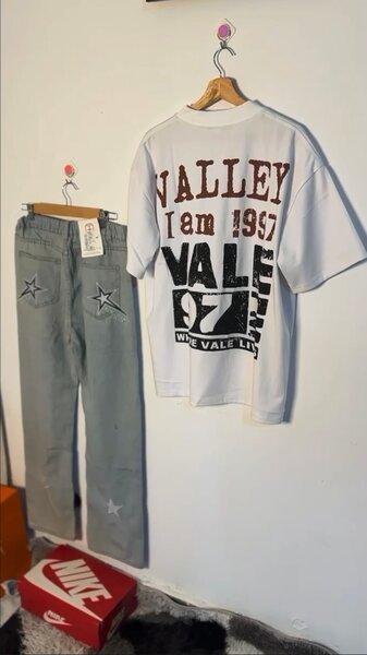 T-shirt et jeans pour hommes