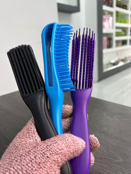 Detangling hair brush