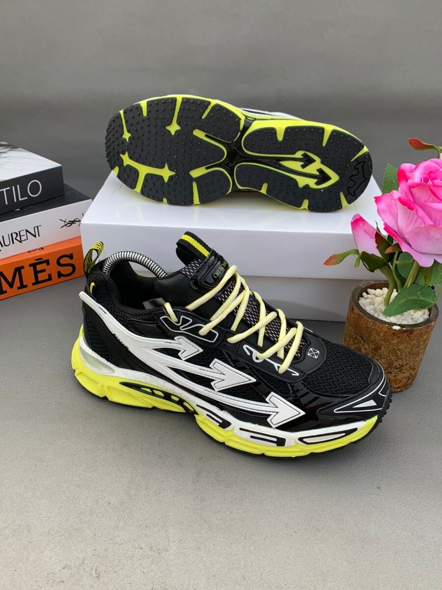 Basket de sport noir et jaune