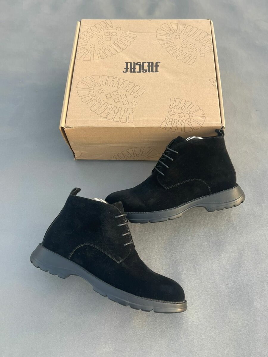 Bottes noires en daim élégantes