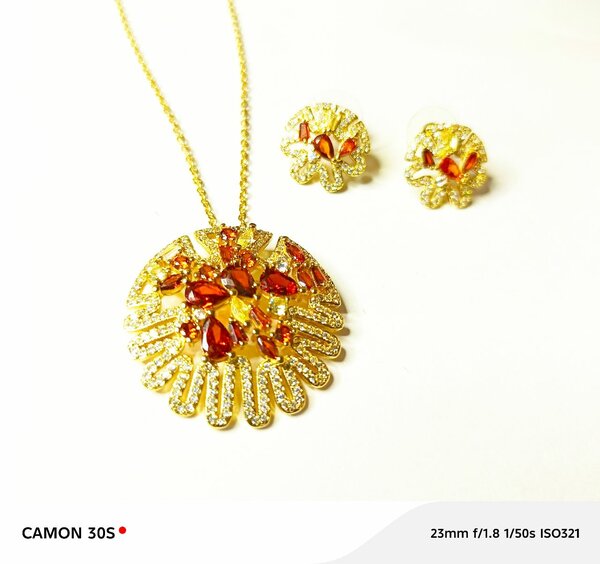 Parure dorée élégante