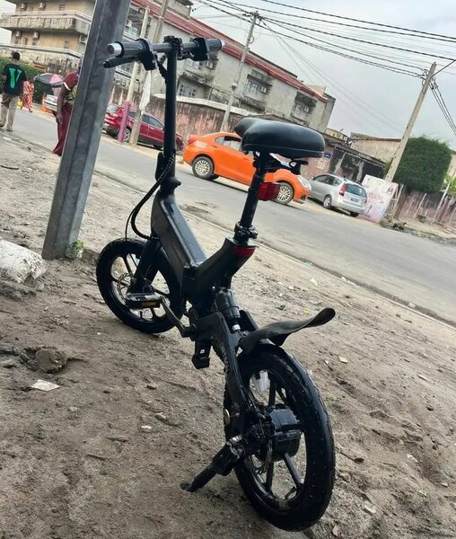 Vélo électrique pliable compact