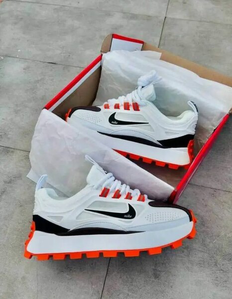 Chaussures Nike blanches et orange