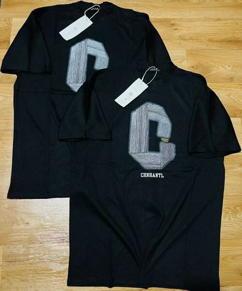 T-shirt noire avec lettre imprimée