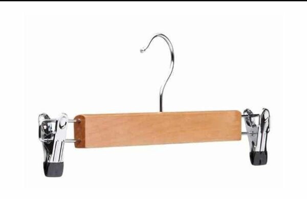 Cintres en bois avec pinces