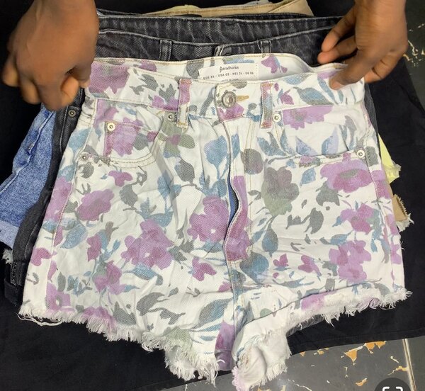Shorts en denim à fleurs