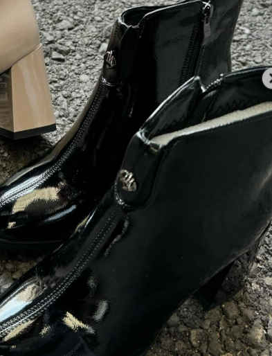 Эти кожаные сапоги – стильный и универсальный выбор для любого сезона. Выполненные из высококачественной натуральной кожи. Мягкая кожа комфортно облегает ногу, а высокий дизайн добавляет элегантности и визуально удлиняет силуэт.😍🔥