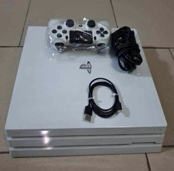 PS4 PRO 1TB CRAQUER AVEC 20JEUX INSTALLÉ