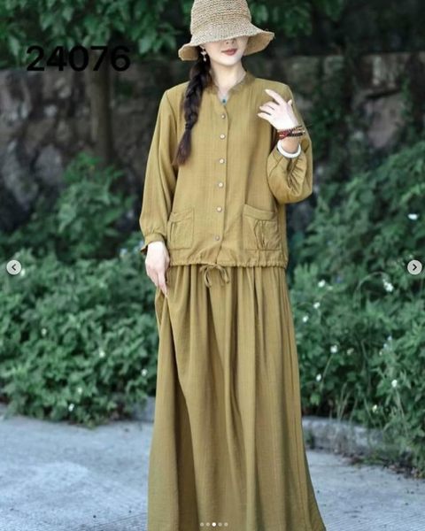 Костюм с юбкой оливкового цвета